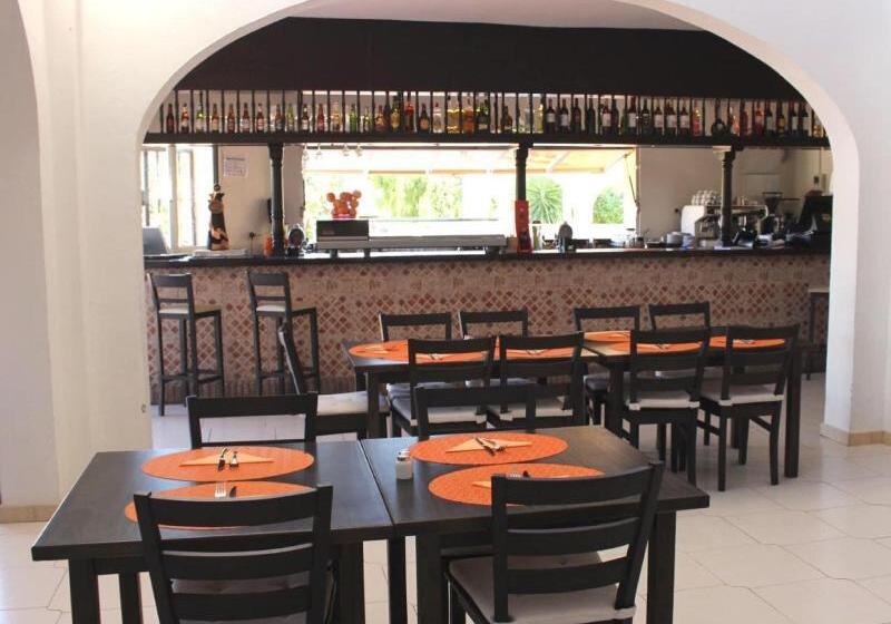 هتل Club Playa Flores