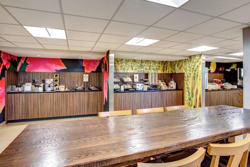 هتل Fairfield Inn & Suites By Marriott Springfield Holyoke