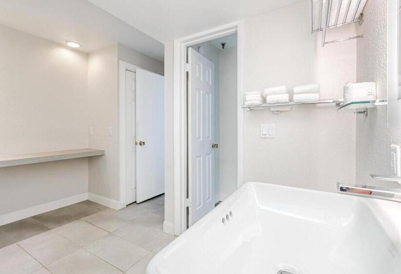 فندق Grand Shores West