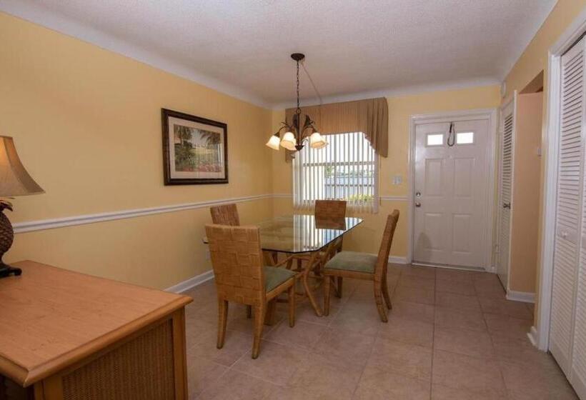 فندق Palm Beach Waterfront Suites