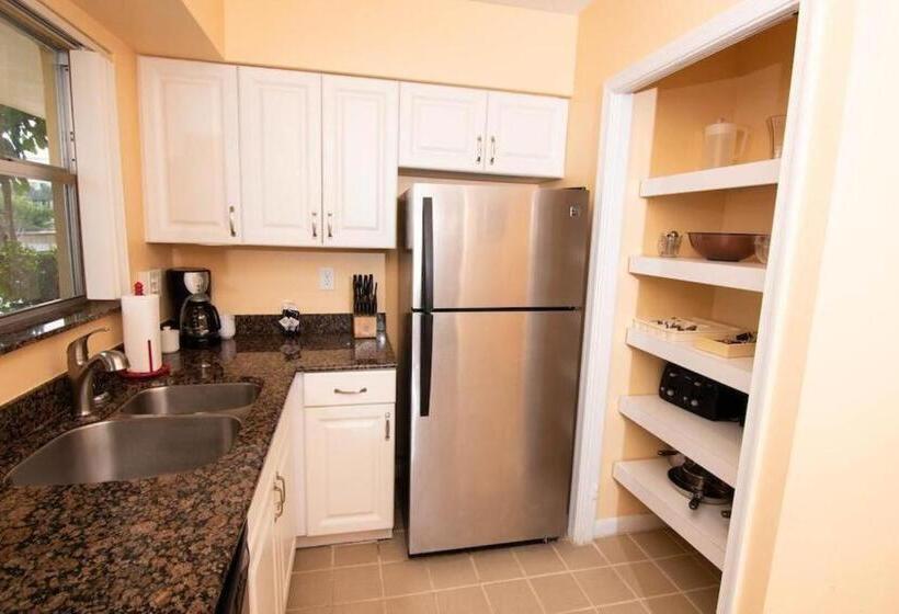 فندق Palm Beach Waterfront Suites