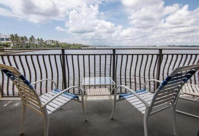 فندق Palm Beach Waterfront Suites