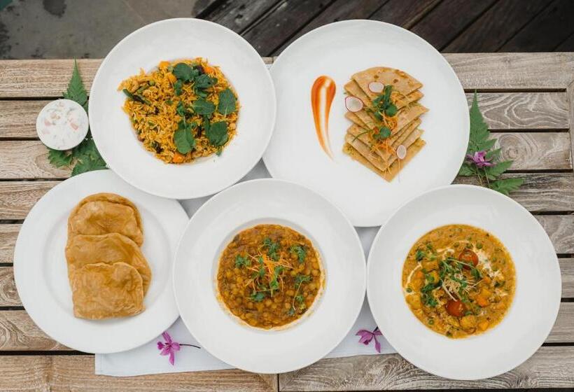 ホテル The Alena Resort A Pramana Experience