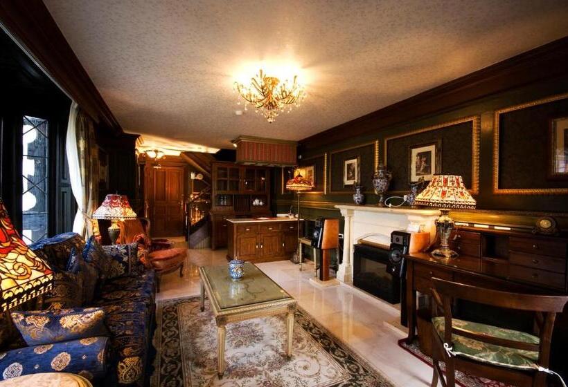 هتل The Old England Manor