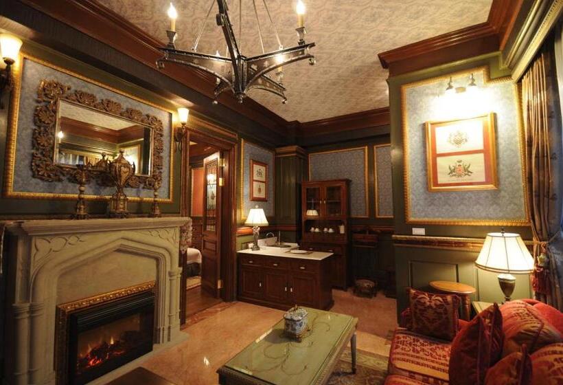 هتل The Old England Manor