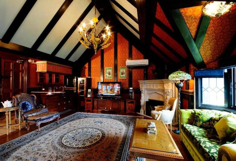 هتل The Old England Manor