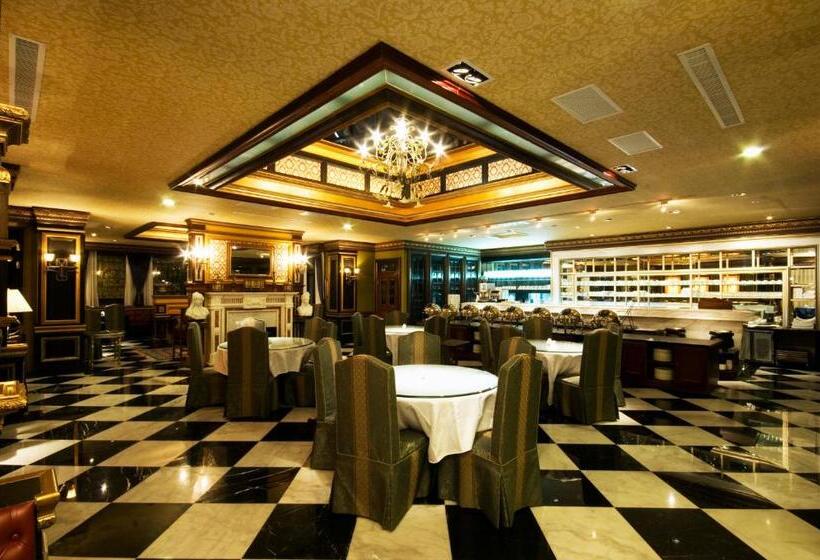 هتل The Old England Manor