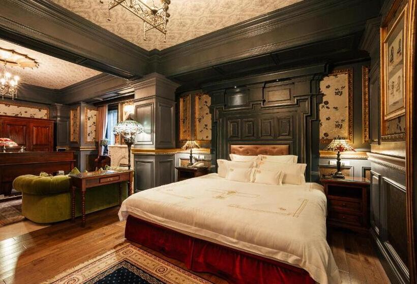 هتل The Old England Manor