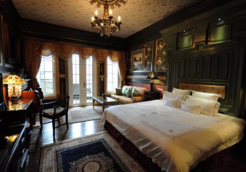 هتل The Old England Manor