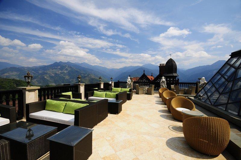 هتل The Old England Manor