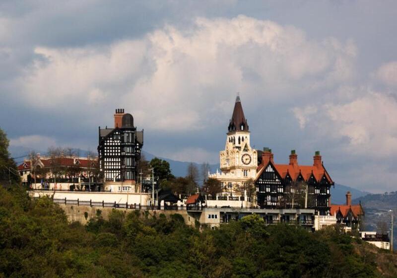 هتل The Old England Manor