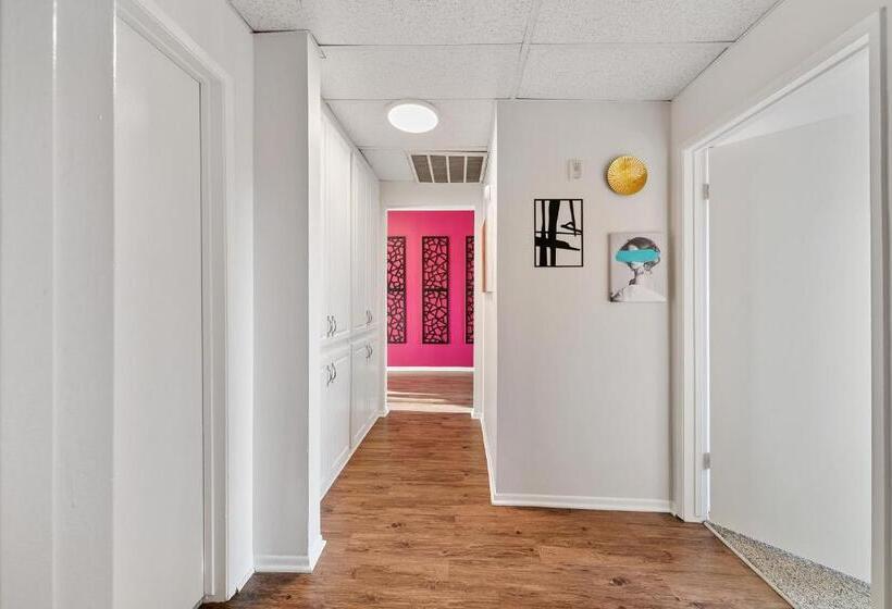 Beverly Hills Chic 2 Bed 2bath With Patio And Parking 309