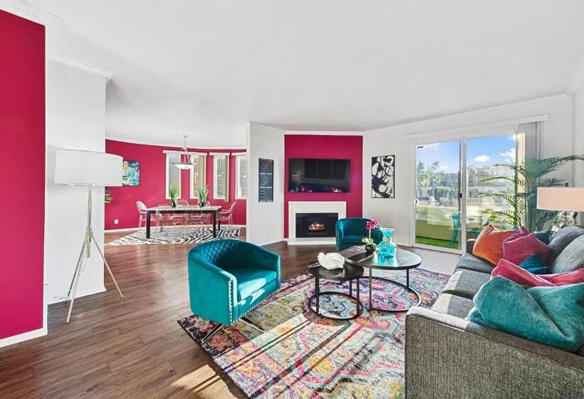 Beverly Hills Chic 2 Bed 2bath With Patio And Parking 309