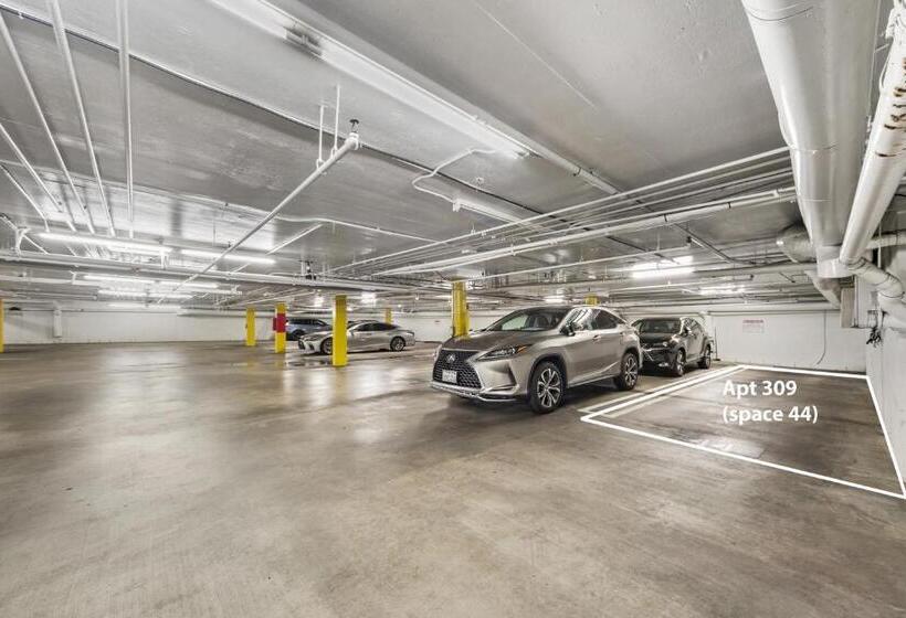 Beverly Hills Chic 2 Bed 2bath With Patio And Parking 309