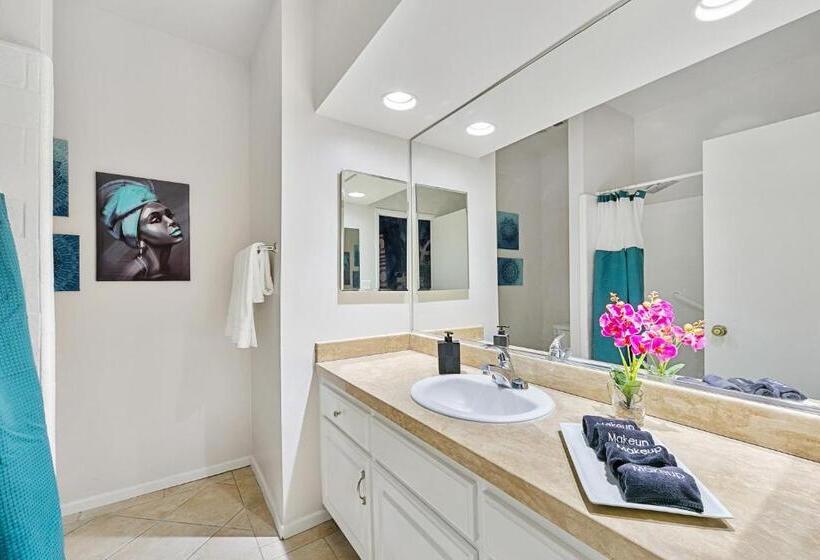 Beverly Hills Chic 2 Bed 2bath With Patio And Parking 309