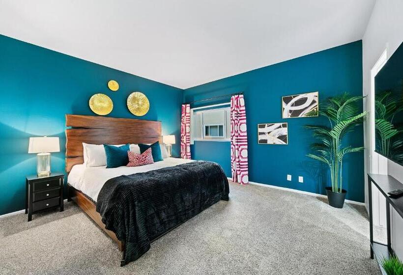 Beverly Hills Chic 2 Bed 2bath With Patio And Parking 309