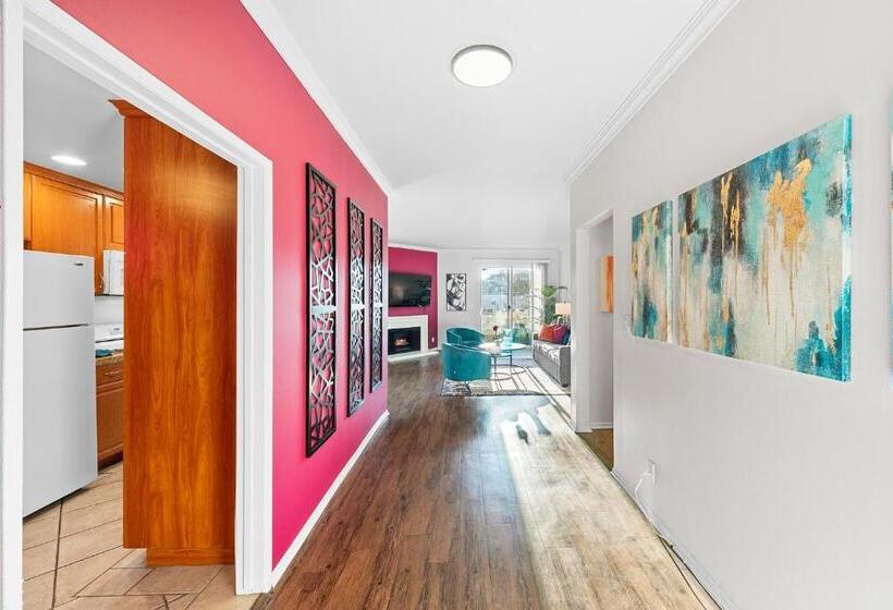 Beverly Hills Chic 2 Bed 2bath With Patio And Parking 309