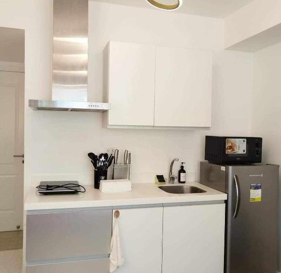 Отель Azure Paranaque Staycation By The Lush Bahamas