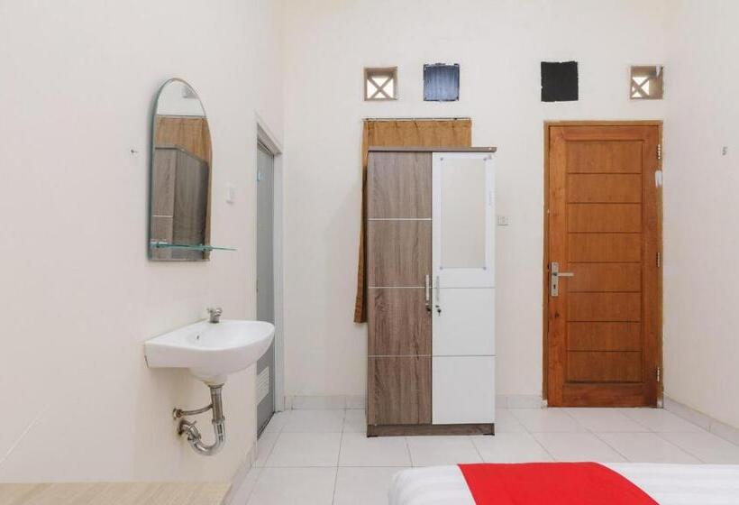 Пансион Reddoorz At Meruya Utara