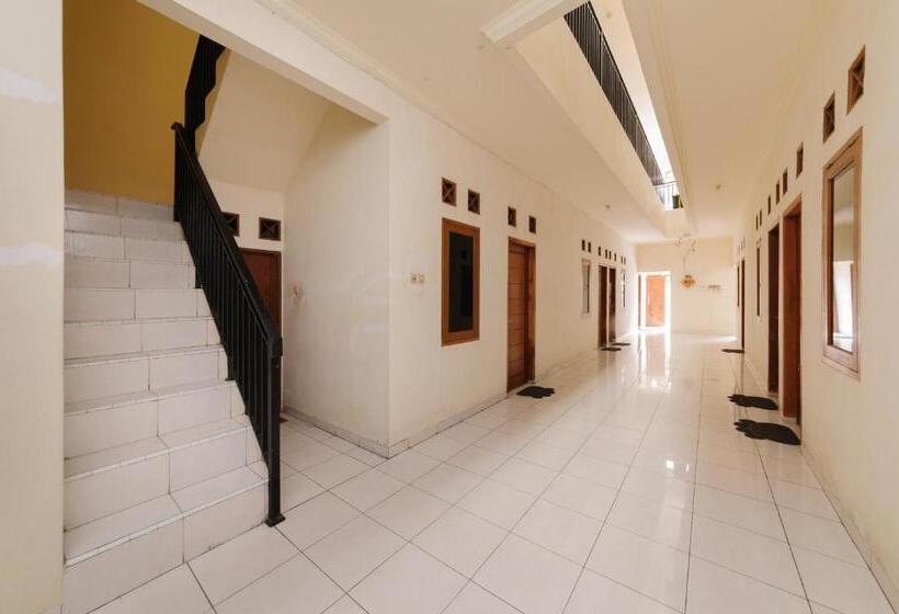 Пансион Reddoorz At Meruya Utara