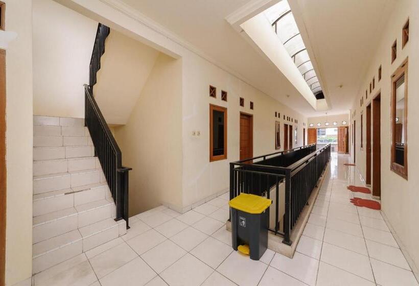 Пансион Reddoorz At Meruya Utara