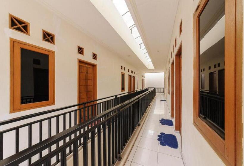 Пансион Reddoorz At Meruya Utara