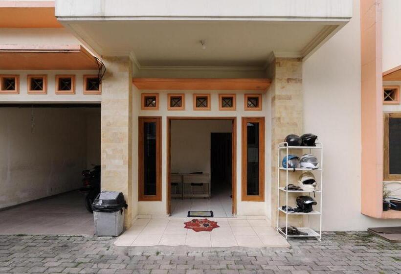 Пансион Reddoorz At Meruya Utara