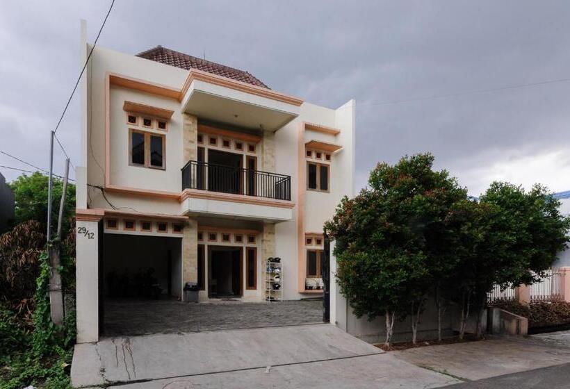 Пансион Reddoorz At Meruya Utara