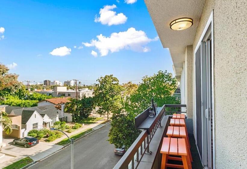 Beverly Hills 2 Bed 2 Bath Penthouse With Den And Parking 414