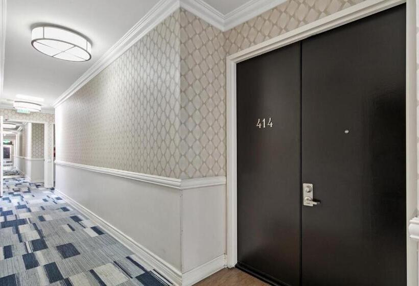 Beverly Hills 2 Bed 2 Bath Penthouse With Den And Parking 414