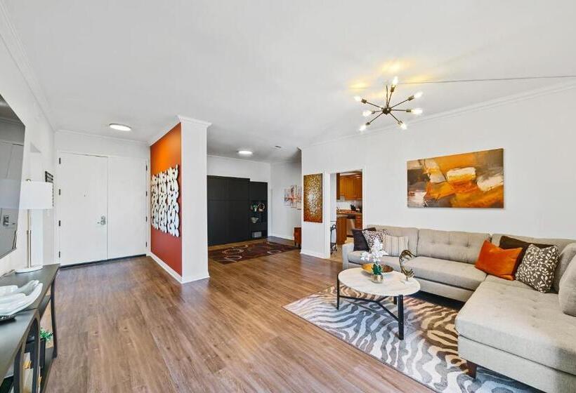 Beverly Hills 2 Bed 2 Bath Penthouse With Den And Parking 414