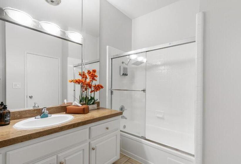 Beverly Hills 2 Bed 2 Bath Penthouse With Den And Parking 414