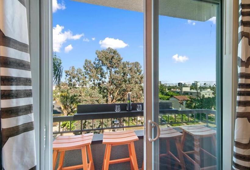 Beverly Hills 2 Bed 2 Bath Penthouse With Den And Parking 414