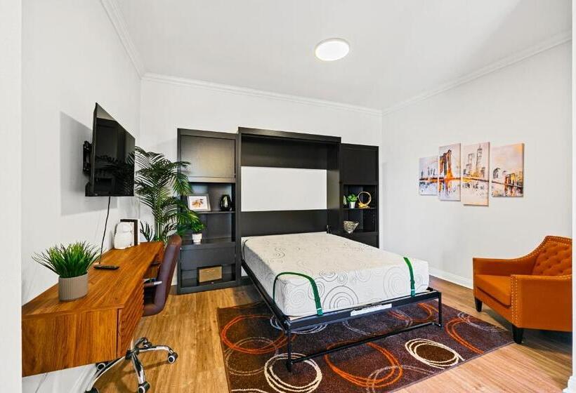 Beverly Hills 2 Bed 2 Bath Penthouse With Den And Parking 414