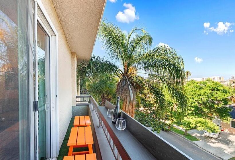 Beverly Hills 2 Bed 2 Bath Penthouse With Den And Parking 414