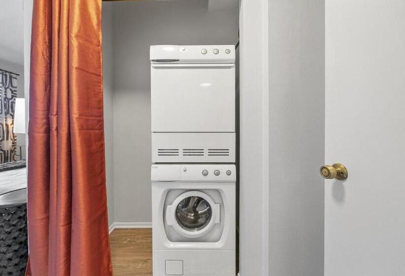 Beverly Hills 2 Bed 2 Bath Penthouse With Den And Parking 414