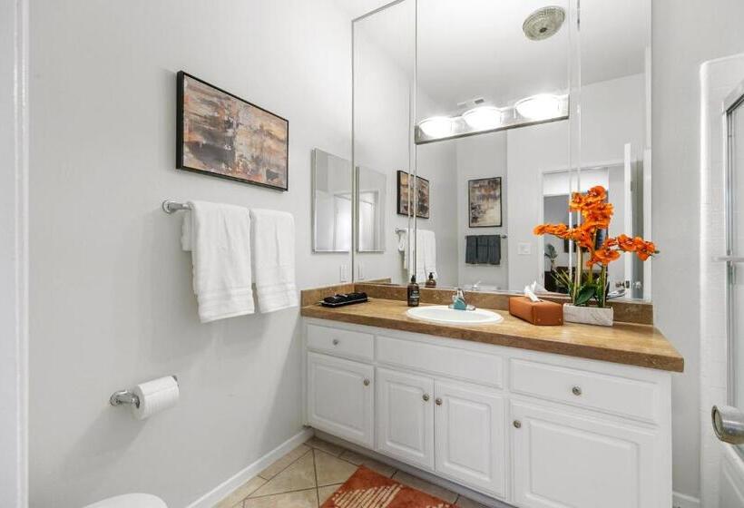 Beverly Hills 2 Bed 2 Bath Penthouse With Den And Parking 414