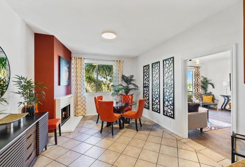 Beverly Hills 2 Bed 2 Bath Penthouse With Den And Parking 414