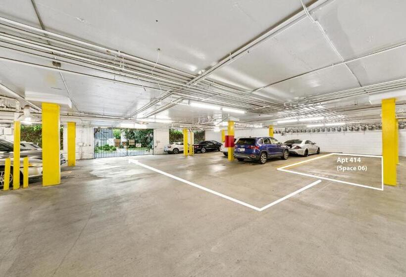 Beverly Hills 2 Bed 2 Bath Penthouse With Den And Parking 414