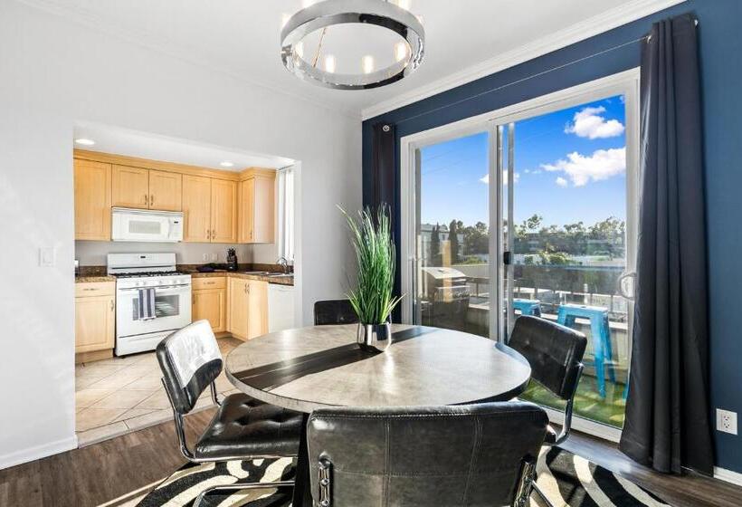 Beverly Hills Penthouse 2 Br Apt With Parking 407