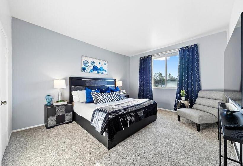 Beverly Hills Penthouse 2 Br Apt With Parking 407