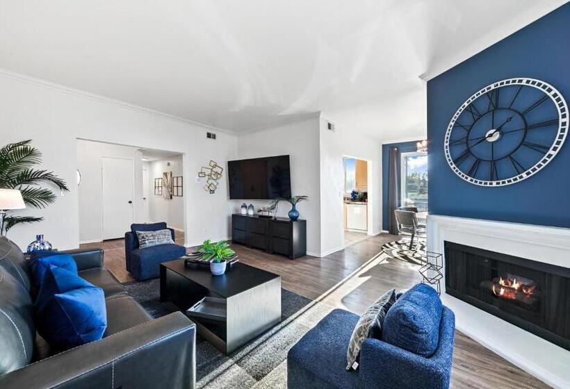 Beverly Hills Penthouse 2 Br Apt With Parking 407