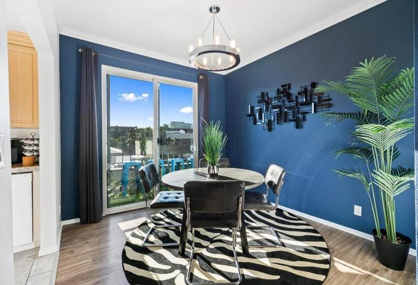 Beverly Hills Penthouse 2 Br Apt With Parking 407