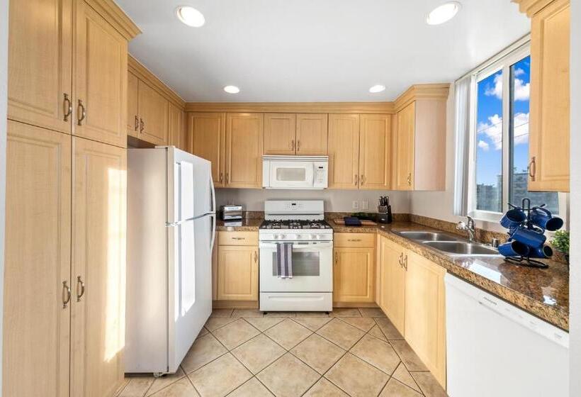 Beverly Hills Penthouse 2 Br Apt With Parking 407