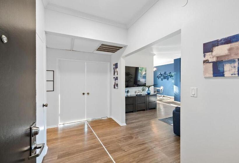 Beverly Hills Penthouse 2 Br Apt With Parking 407