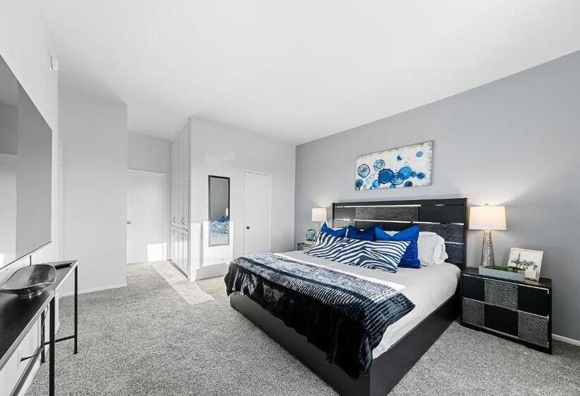 Beverly Hills Penthouse 2 Br Apt With Parking 407