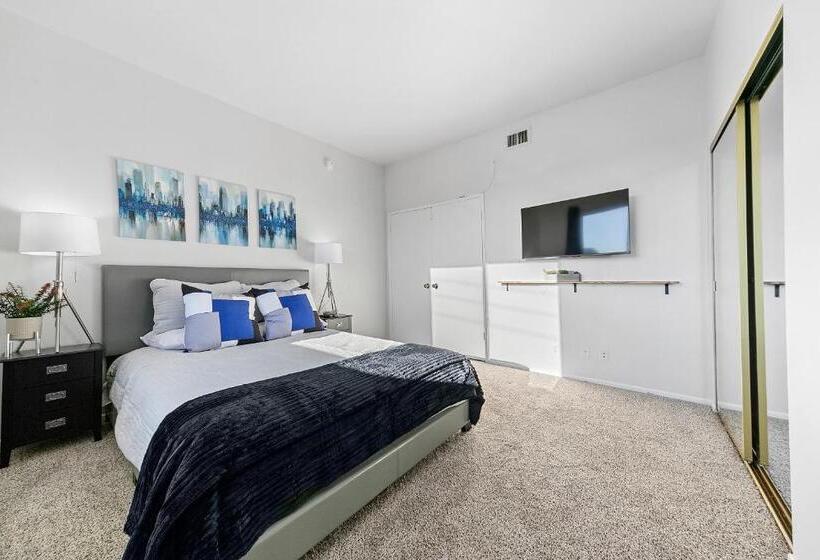 Beverly Hills Penthouse 2 Br Apt With Parking 407