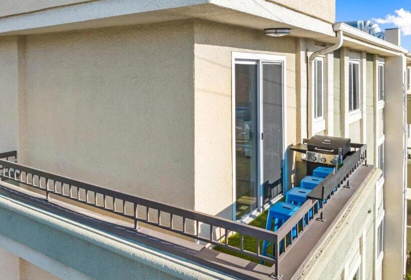 Beverly Hills Penthouse 2 Br Apt With Parking 407