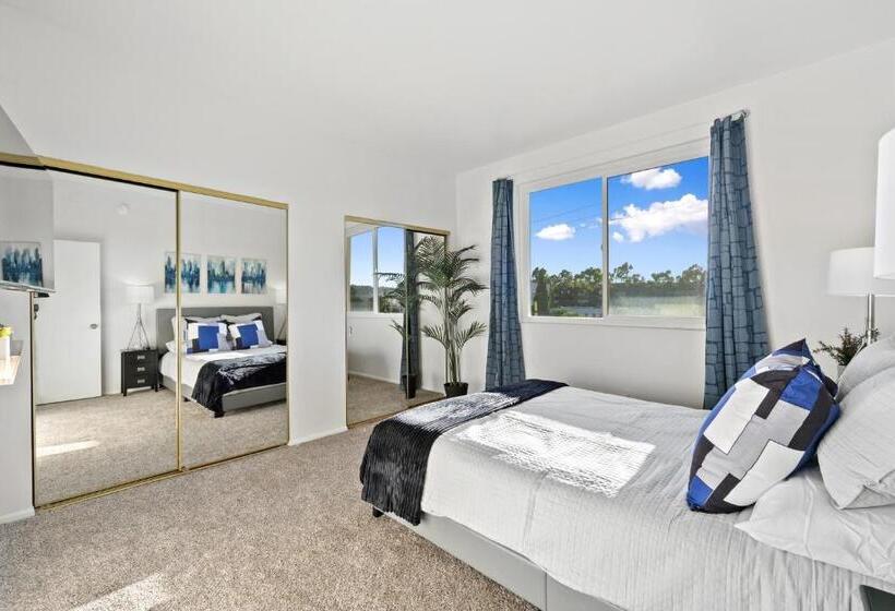 Beverly Hills Penthouse 2 Br Apt With Parking 407