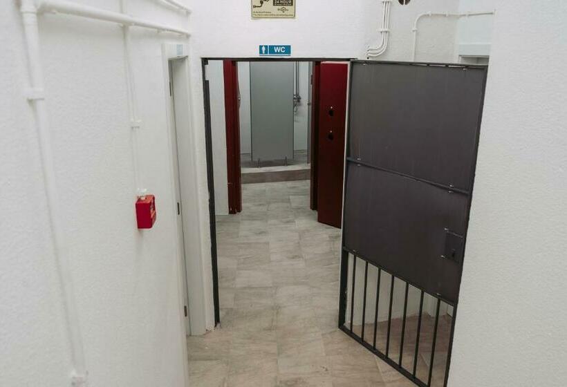 فندق صغير Middle Point